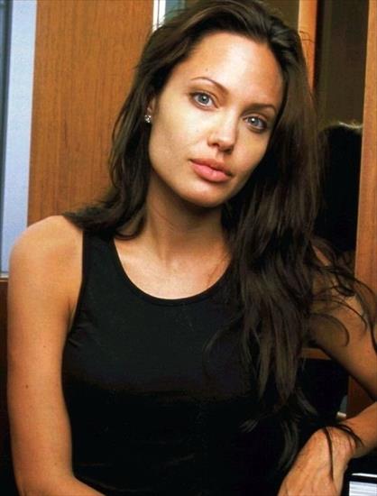 Angelina Jolie - FqQUrXrWAAEcGwb.jpg